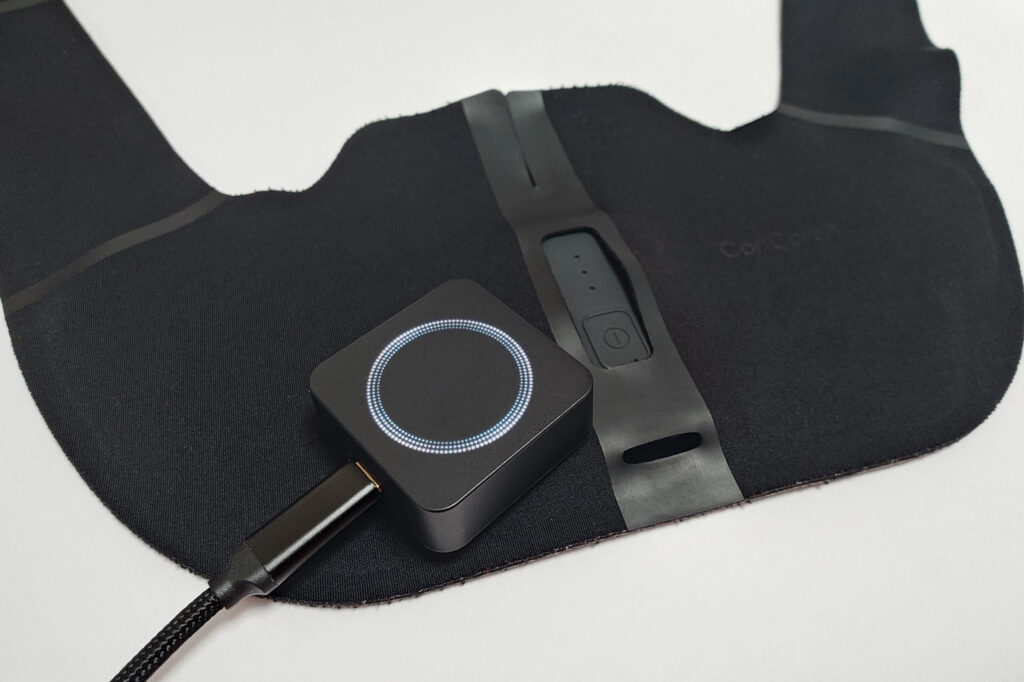 高周波チェッカーでコリコランワイドから高周波が出ているか確認している様子